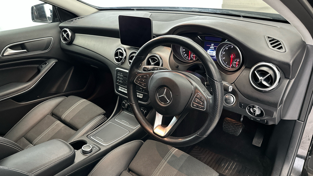 Mercedes-Benz GLA Class Gla 200 Amg Line Edition Plus  #9