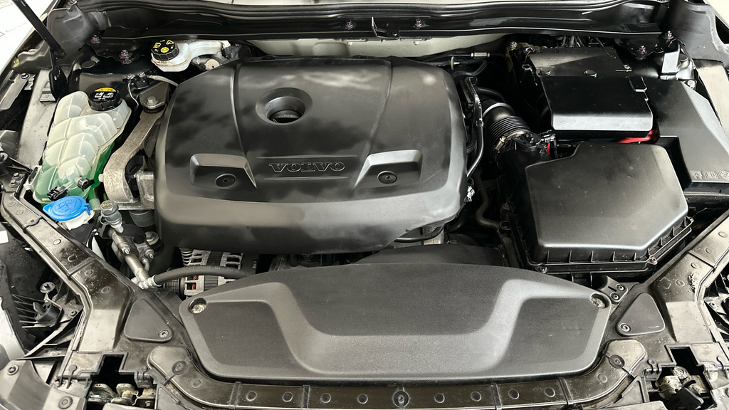 Volvo V40 T2 R-design Edition Euro White #21