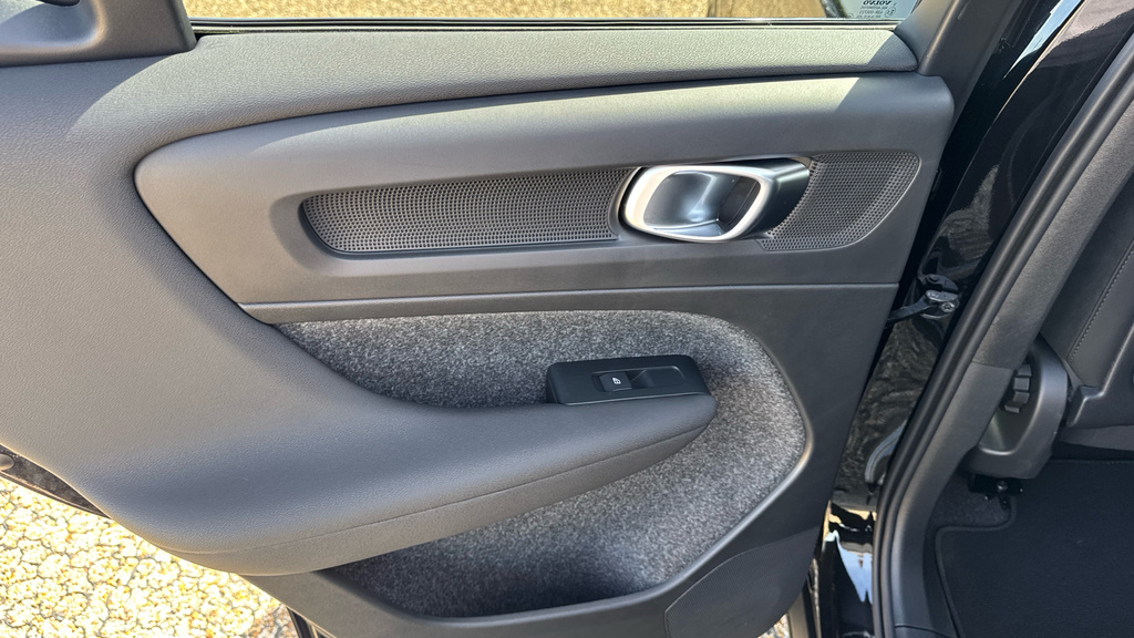 Volvo XC40 Plus, B3 Mild Hybrid, Dark  #21