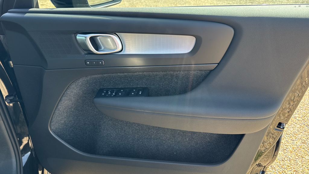 Volvo XC40 Plus, B3 Mild Hybrid, Dark  #38