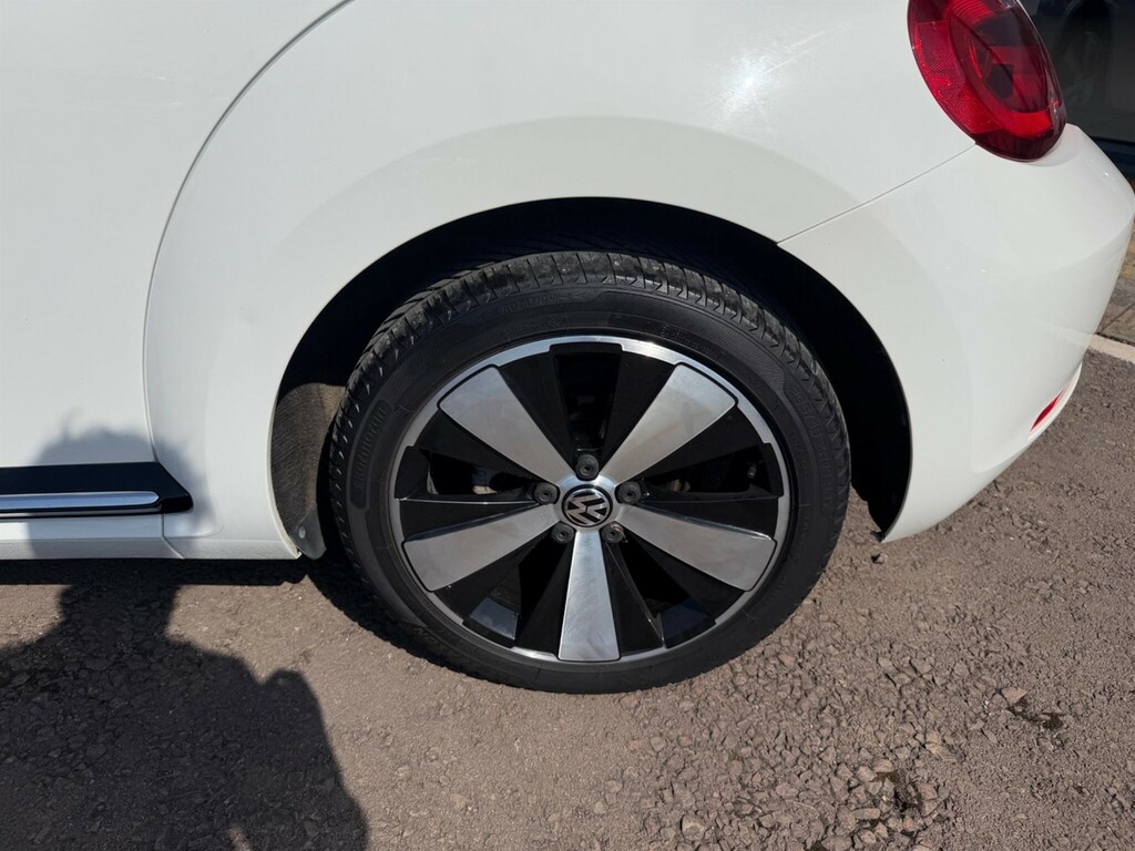 Volkswagen Beetle Hatchback White #10