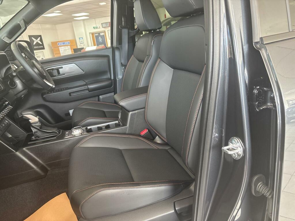 Mitsubishi L200 2.4 Bi-turbo Barbarian Pickup Double Cab Diese Black