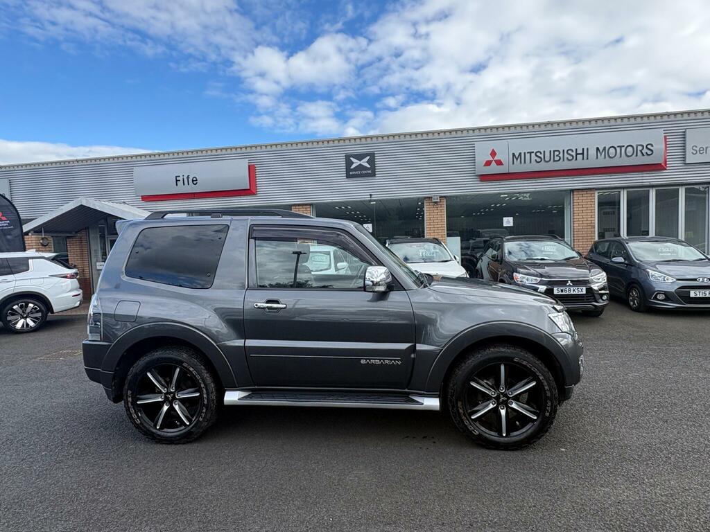 Mitsubishi Shogun Di-d Barbarian White #13