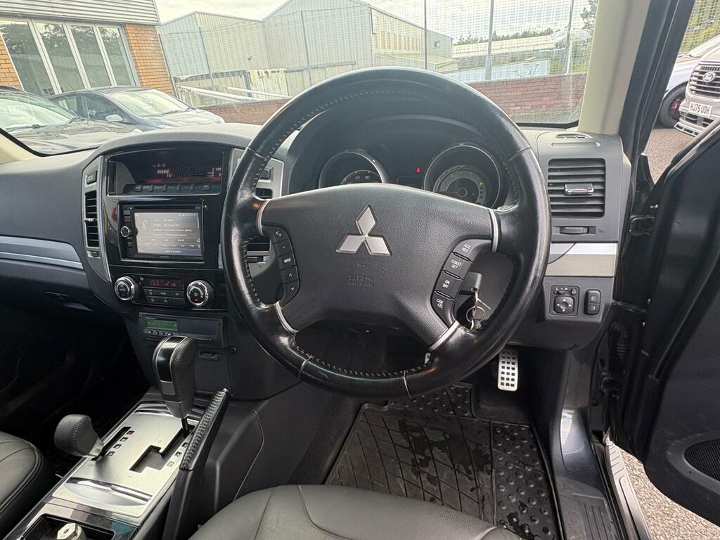 Mitsubishi Shogun Di-d Barbarian White #23