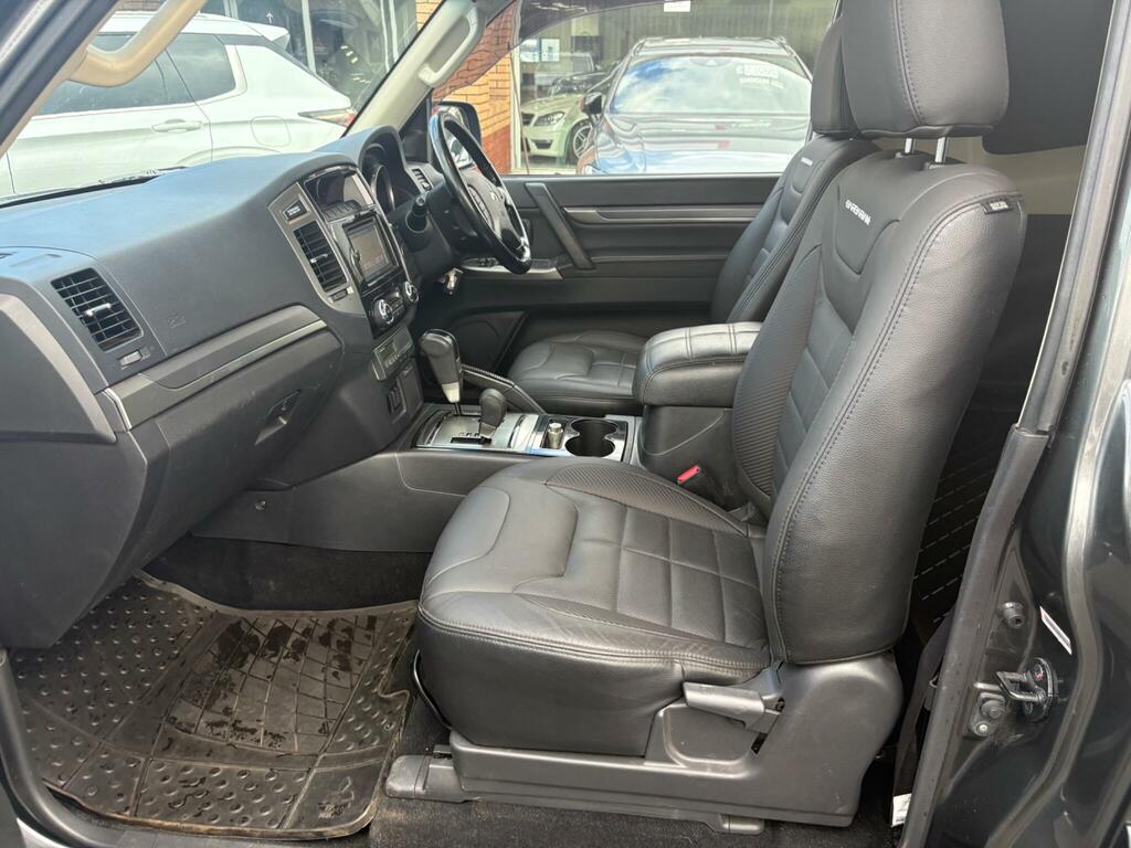 Mitsubishi Shogun Di-d Barbarian White #15