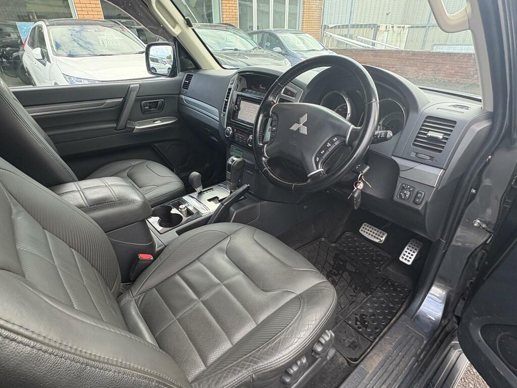 Mitsubishi Shogun Di-d Barbarian White #21