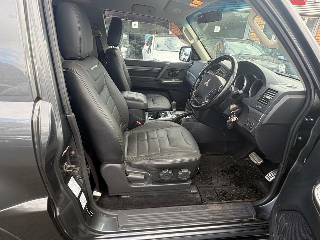 Mitsubishi Shogun Di-d Barbarian White #20