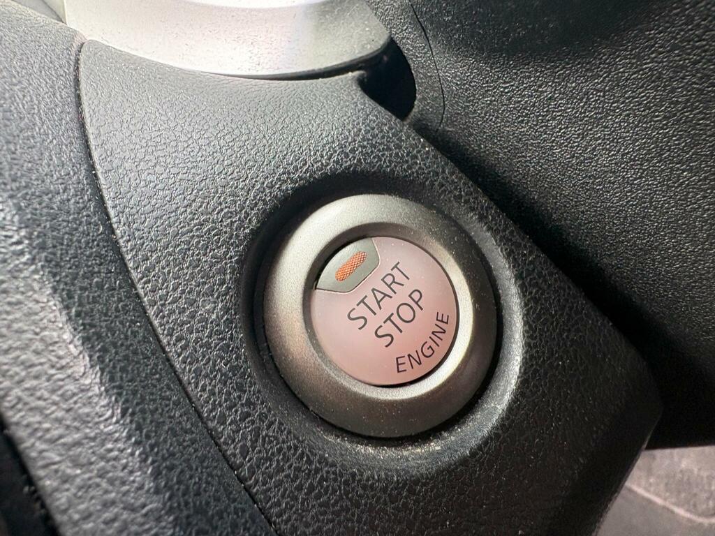 Nissan Juke Hatchback Black #33
