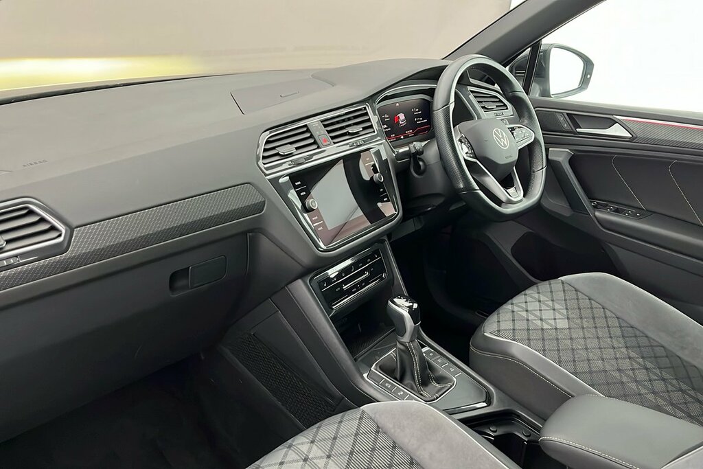 Volkswagen Tiguan R-line 1.5 Tsi 150Ps 7-Speed Dsg Black #2