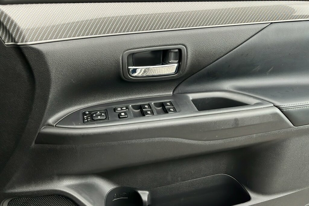 Mitsubishi Outlander Outlander Dynamic Safety Phev Cvt White #22