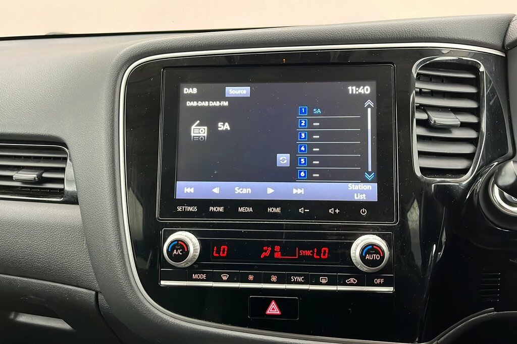 Mitsubishi Outlander Outlander Dynamic Safety Phev Cvt White #14
