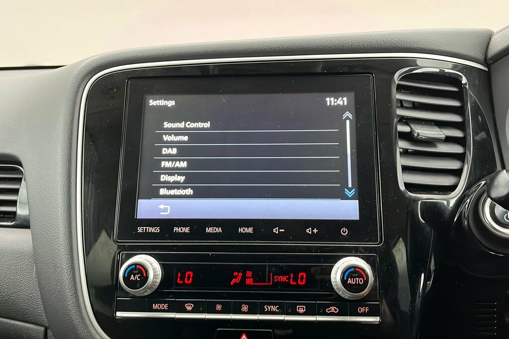 Mitsubishi Outlander Outlander Dynamic Safety Phev Cvt White #17