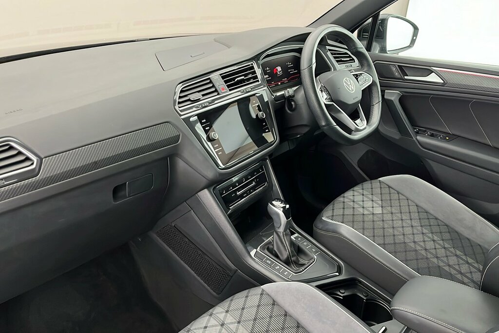 Volkswagen Tiguan R-line 1.5 Tsi 150Ps 7-Speed Dsg Black #2