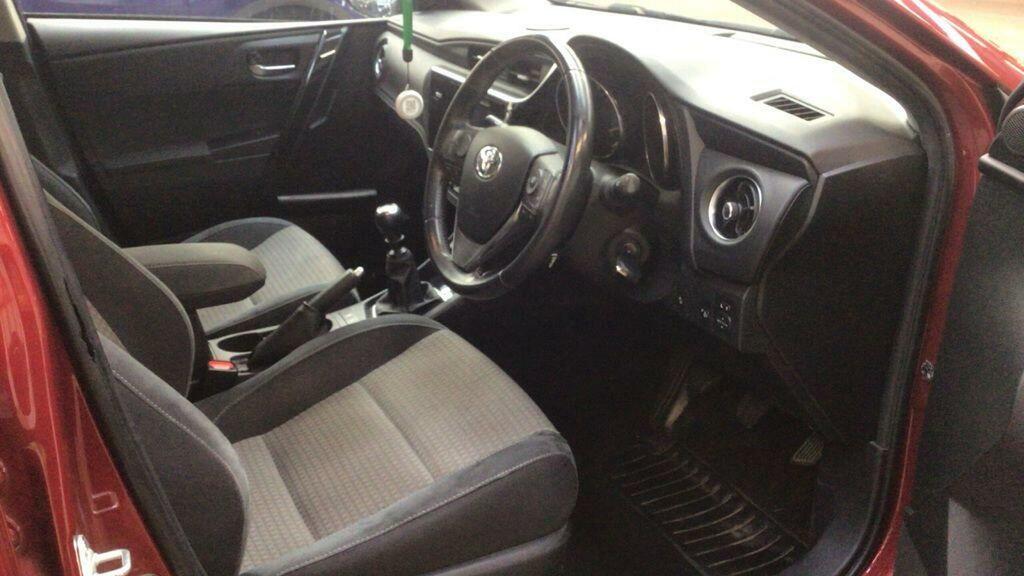 Toyota Auris 1.2 Vvt-i Design Touring Sports Euro 6 Ss VE67CUU Red #4
