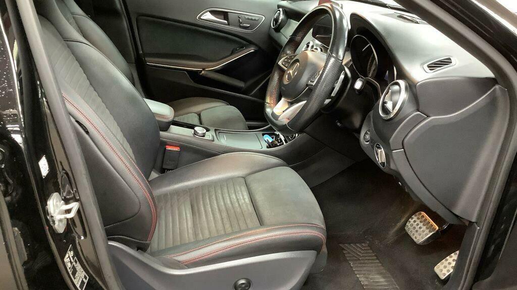 Mercedes-Benz GLA Class 2.1 Gla220d Amg Line Premium Plus 7G-dct 4Matic Black #4