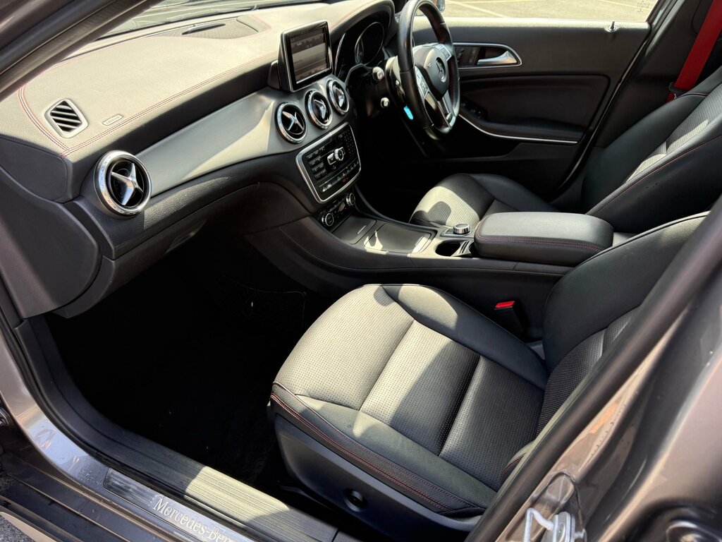 Mercedes-Benz GLA Class Gla220 Amg Line Premiumcdi 4Matic Silver #9