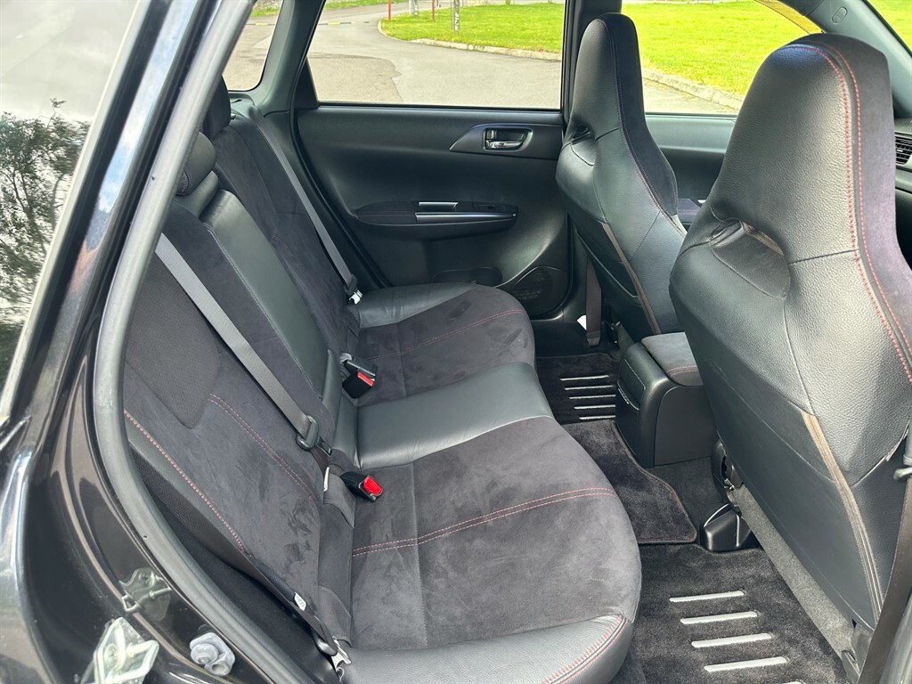 Subaru Impreza Saloon White #13