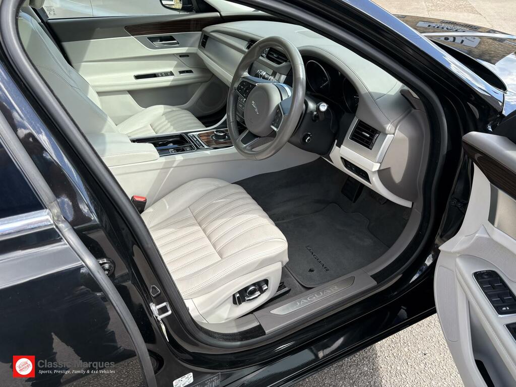 Jaguar XF Portfolio Black