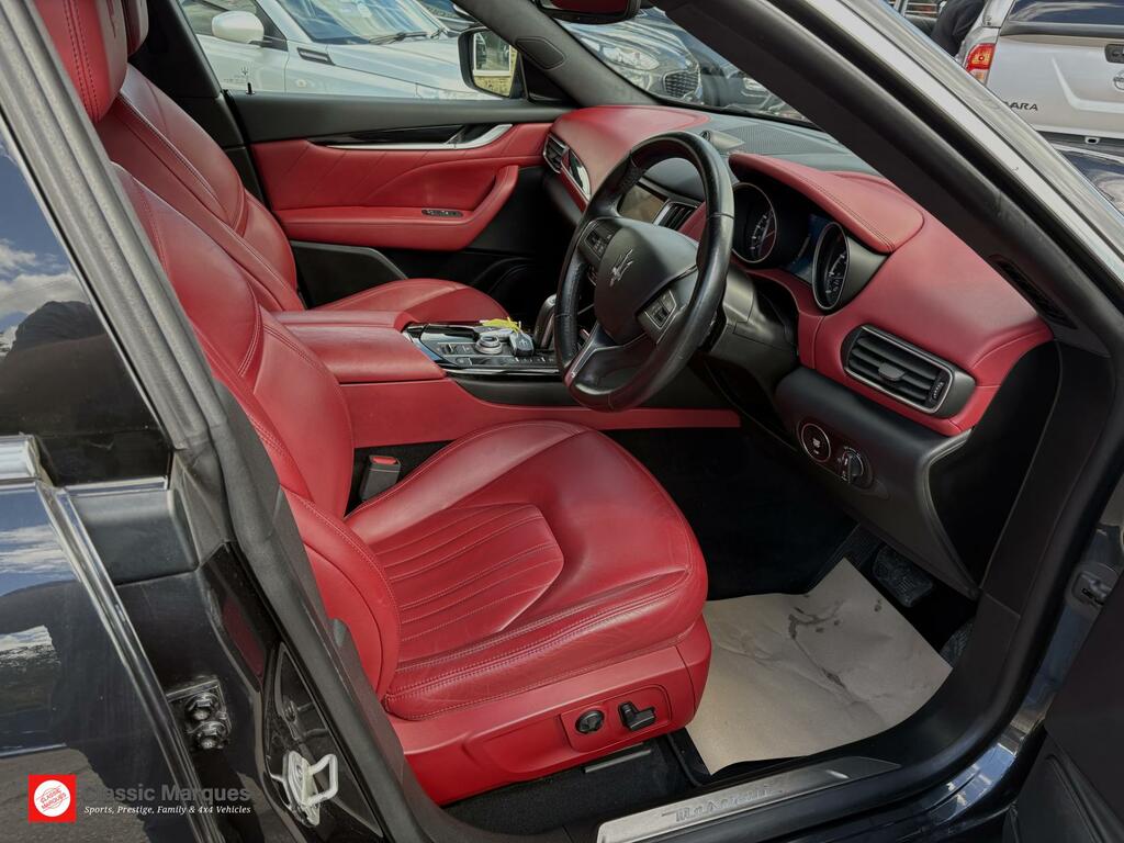 Maserati Levante Granlusso Black #2