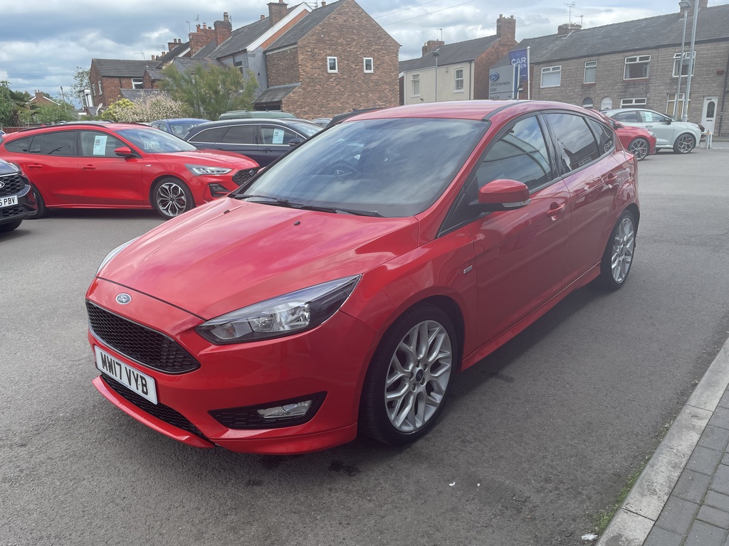 Ford Focus 1.0 Ecoboost 125 St-line Navigation MW17VYB Red #3