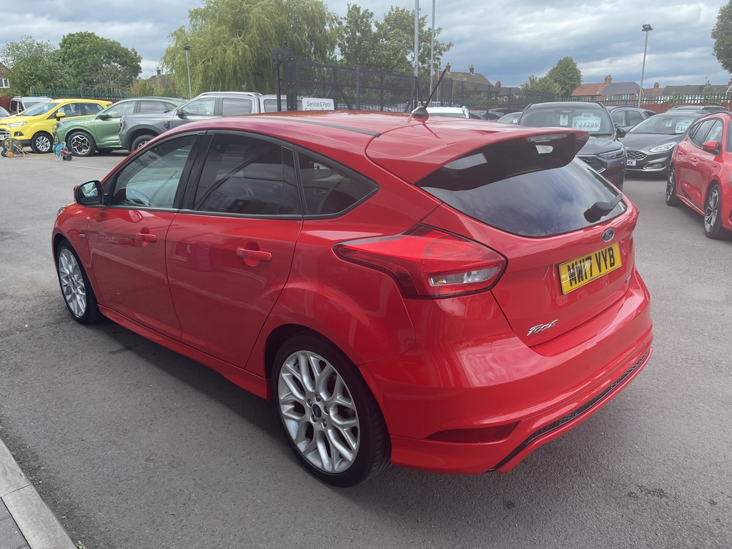 Ford Focus 1.0 Ecoboost 125 St-line Navigation MW17VYB Red #4