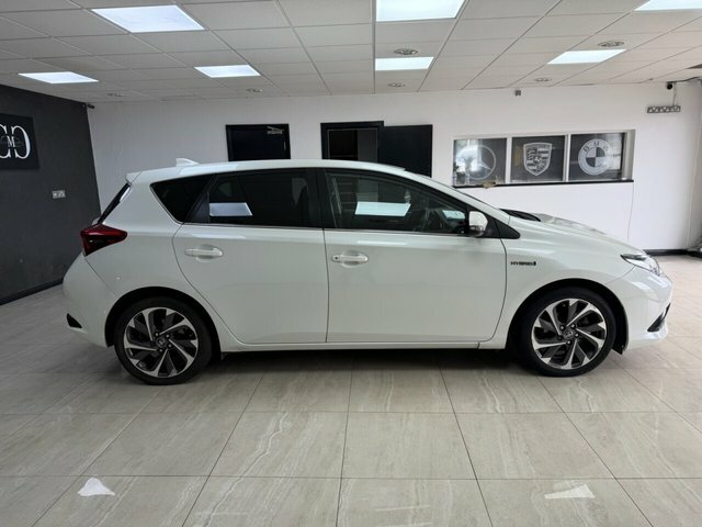Toyota Auris 2016 1.8 Vvt-h Design Hatchback Hybrid PK16XUM White #2