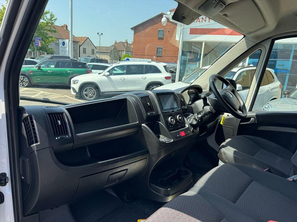 Vauxhall Movano Prime White #8