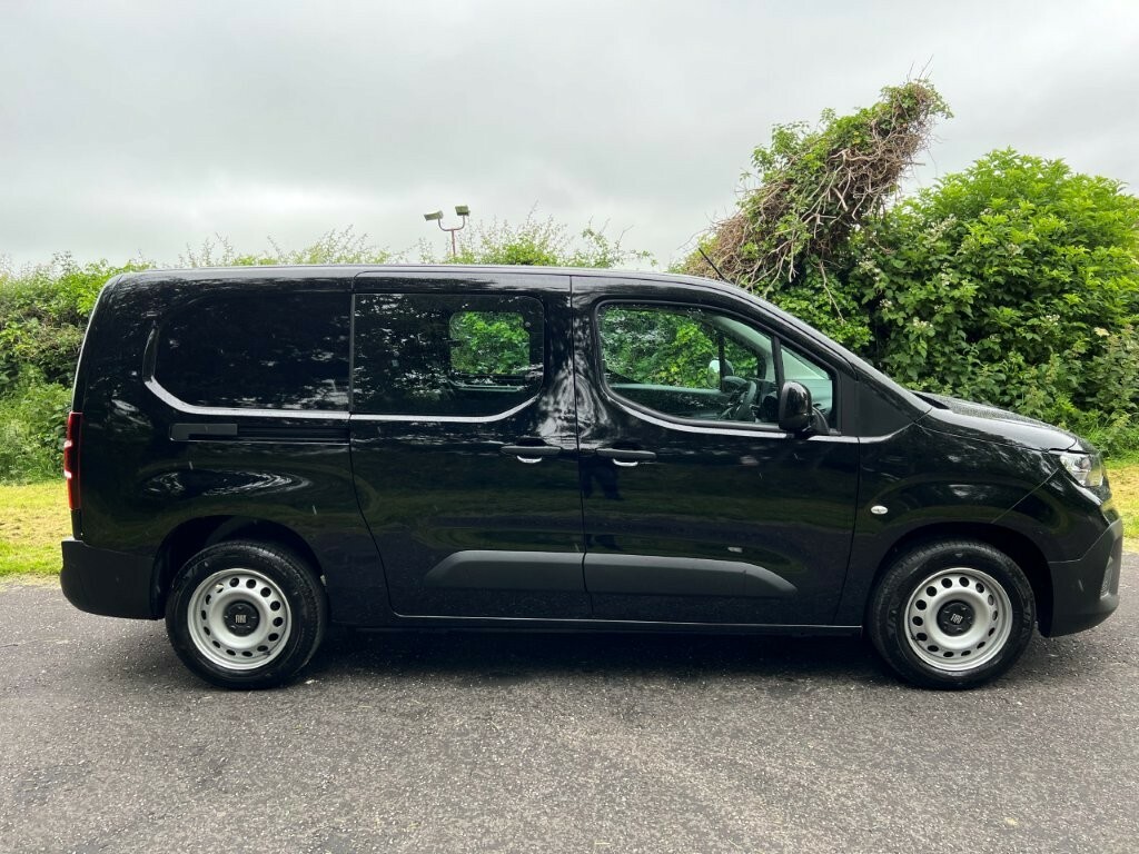 Fiat Doblo 1.5 Multijet3 1000Kg Combi Double Cab 100 L2 5 Black #2
