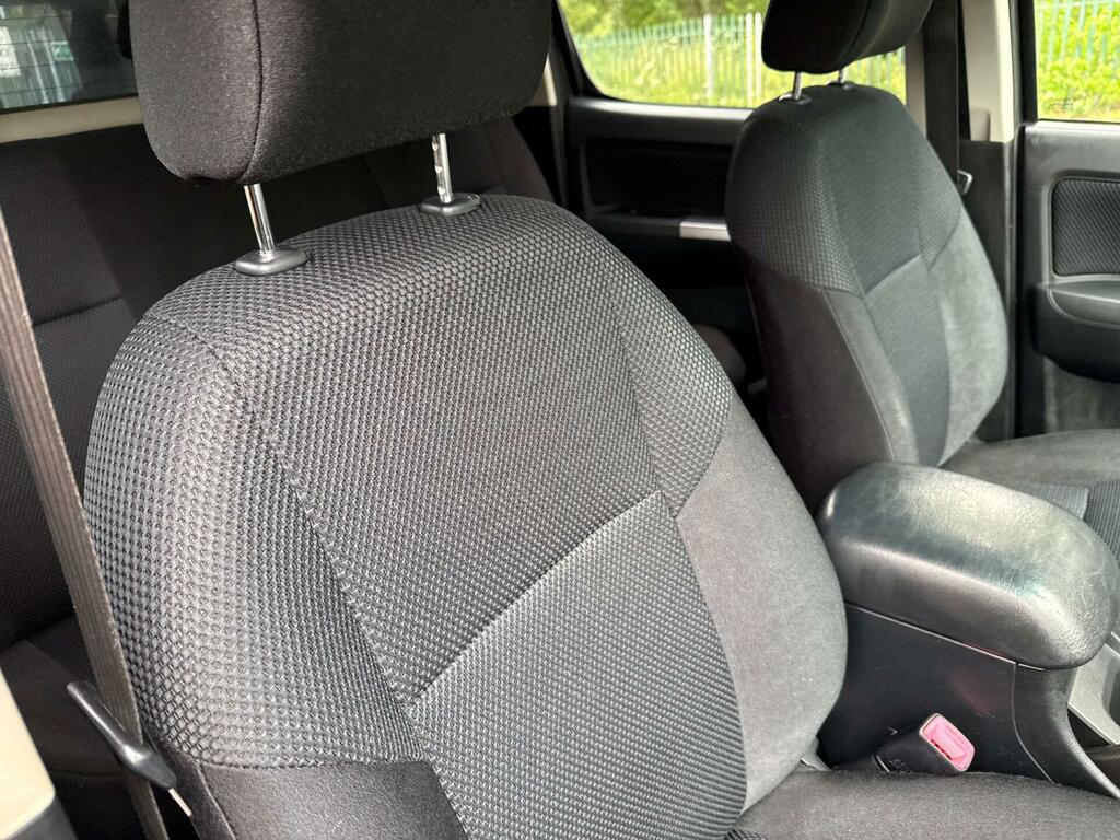 Toyota HILUX Active 4X4 D-4d Sc White #17