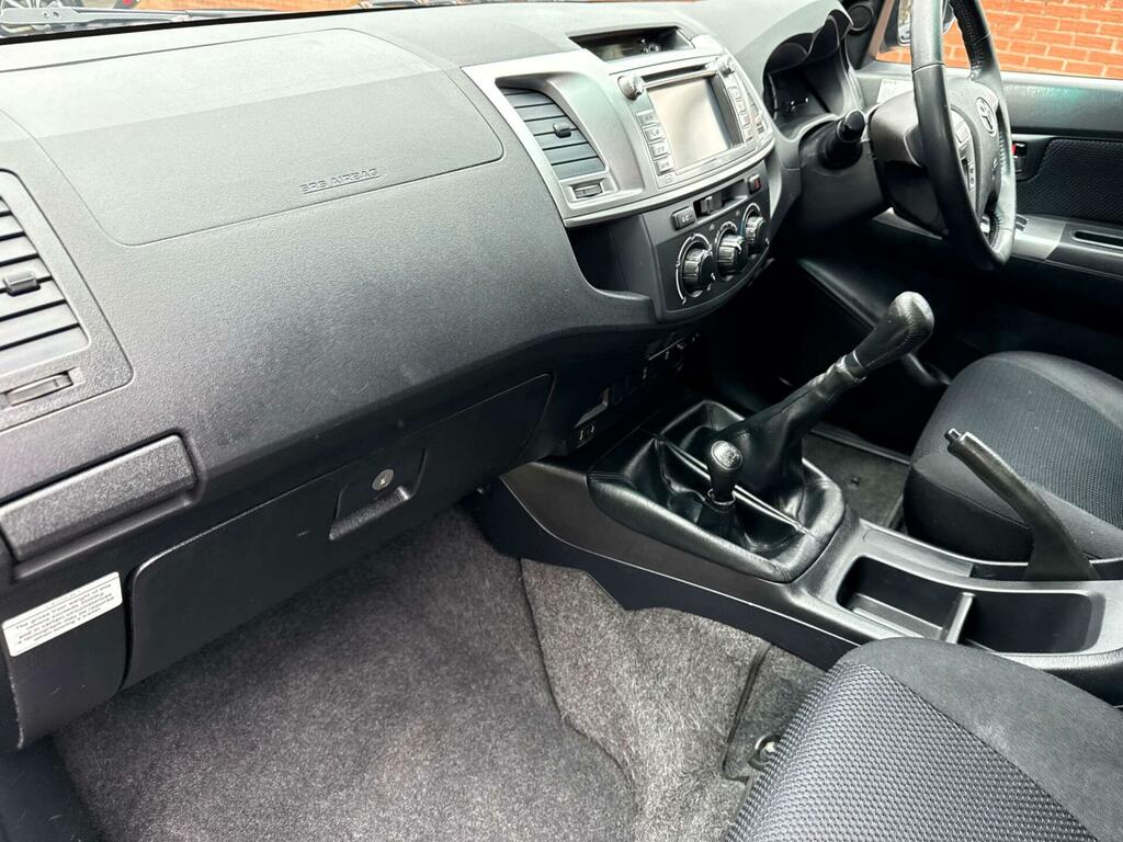 Toyota HILUX Active 4X4 D-4d Sc White #16