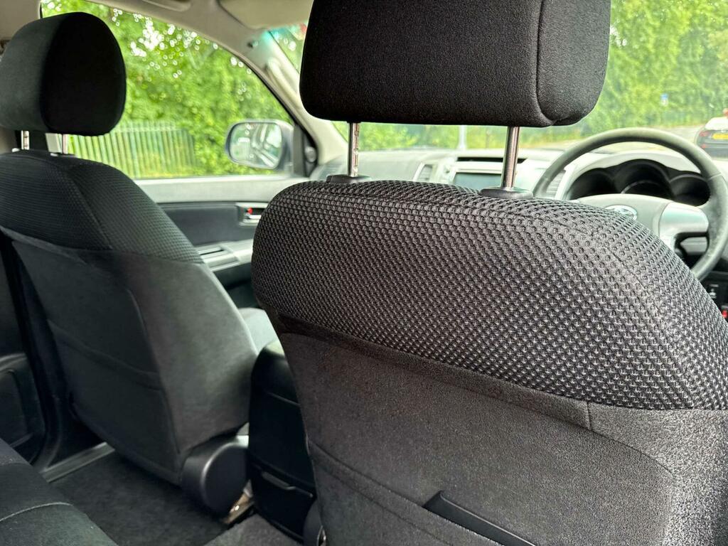 Toyota HILUX Active 4X4 D-4d Sc White #20