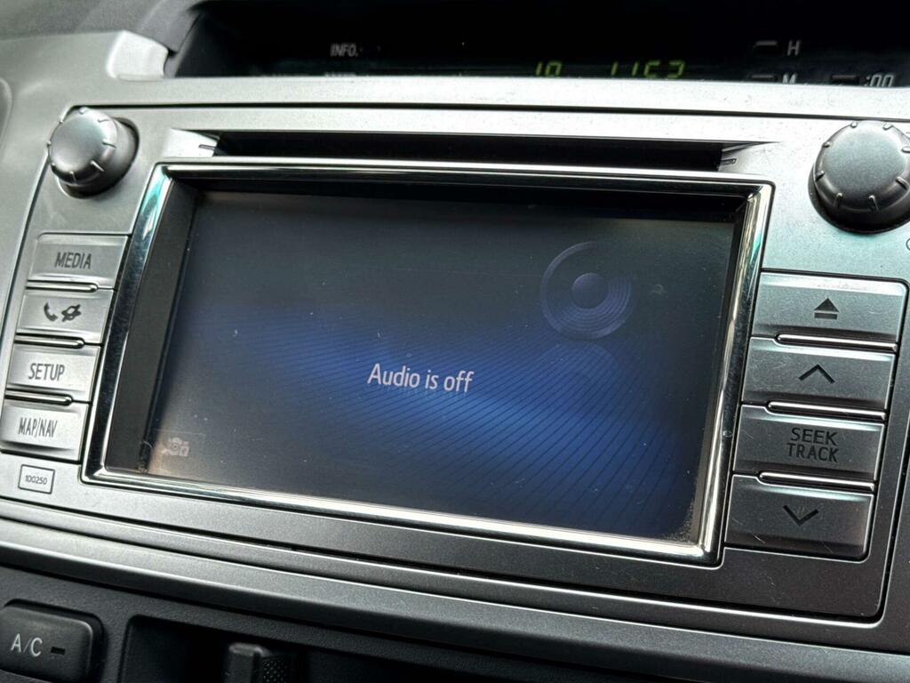 Toyota HILUX Active 4X4 D-4d Sc White #32