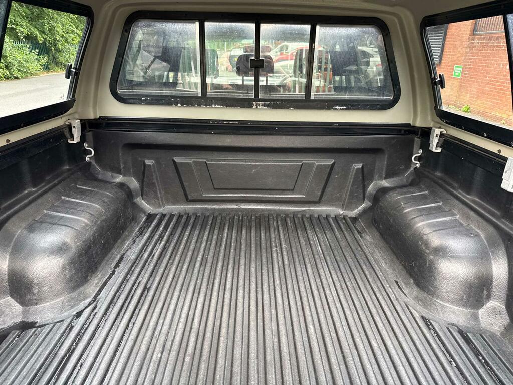 Toyota HILUX Active 4X4 D-4d Sc White #22