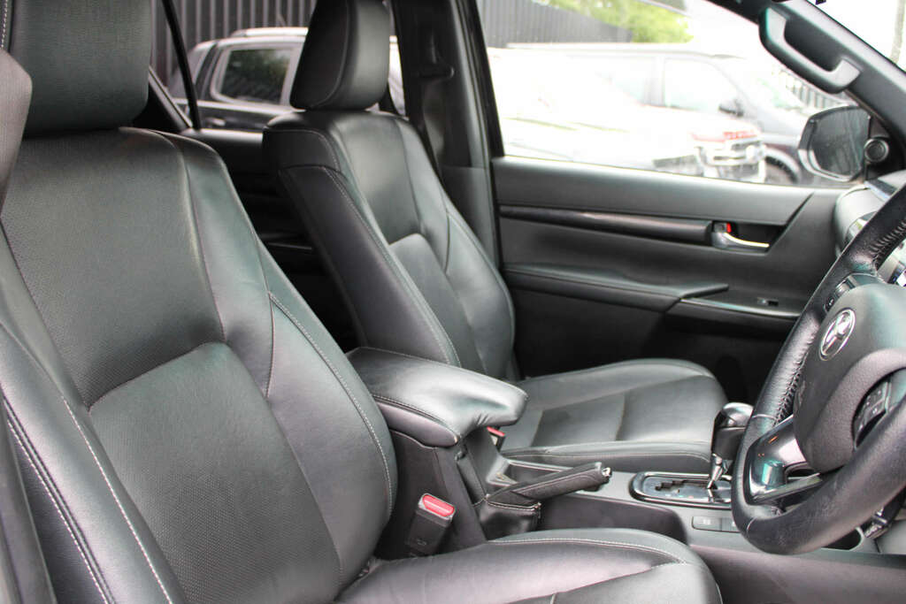 Toyota HILUX 2.4 Hi-luxury Invincible X D-4d 4Wd Double Cab Aut MX19NKU Black #4