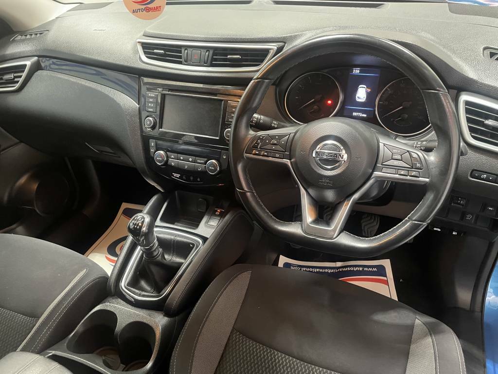 Nissan Qashqai Hatchback Red #3