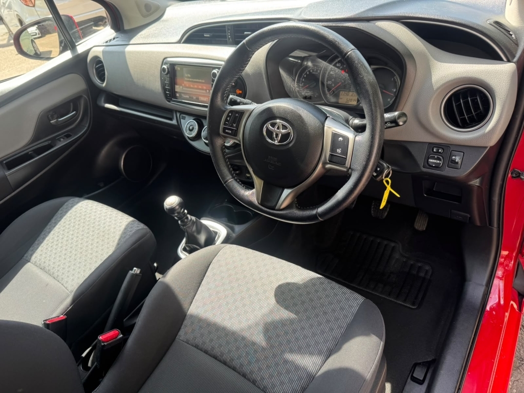 Toyota Yaris 1.3 Vvt-i Icon Red #6