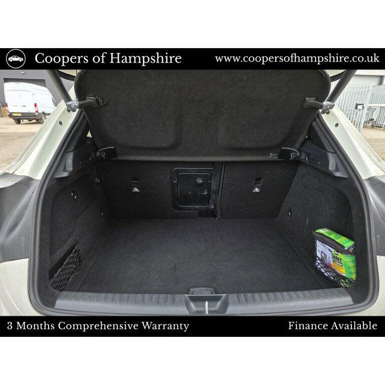 Mercedes-Benz GLA Class Diesel White #5