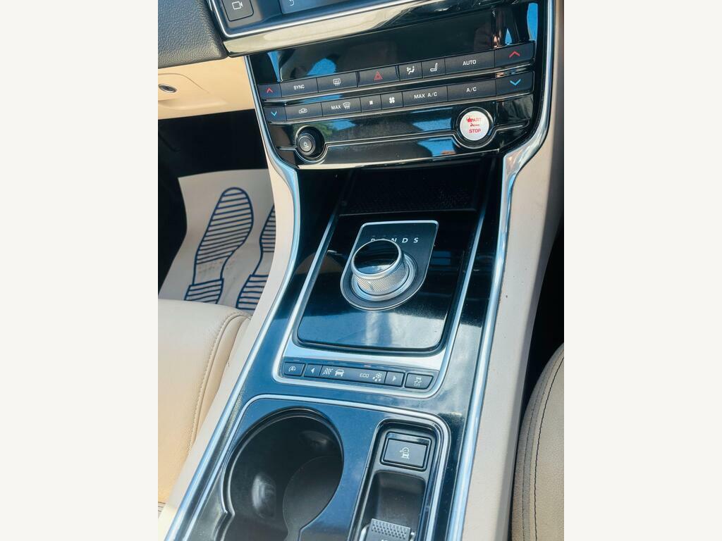 Jaguar XE 2.0 Prestige #15