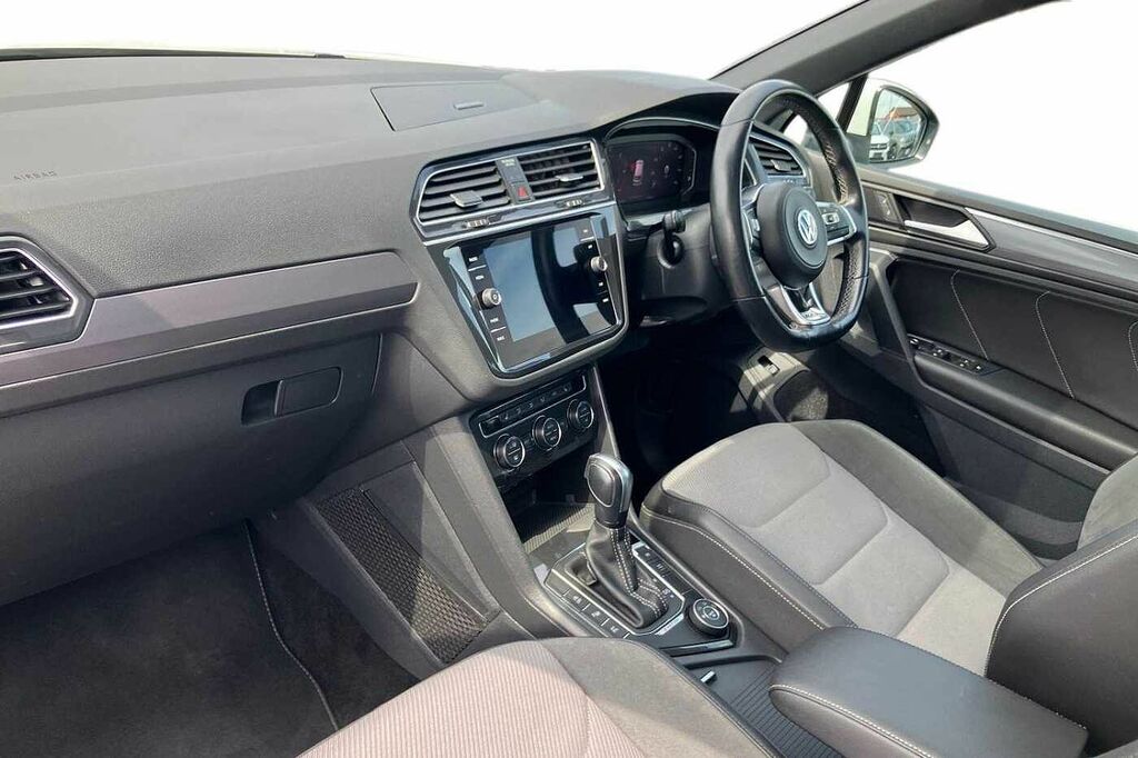 Volkswagen Tiguan 2.0 Tdi 150 R-line Tech 4Motion AX69NLM White #2