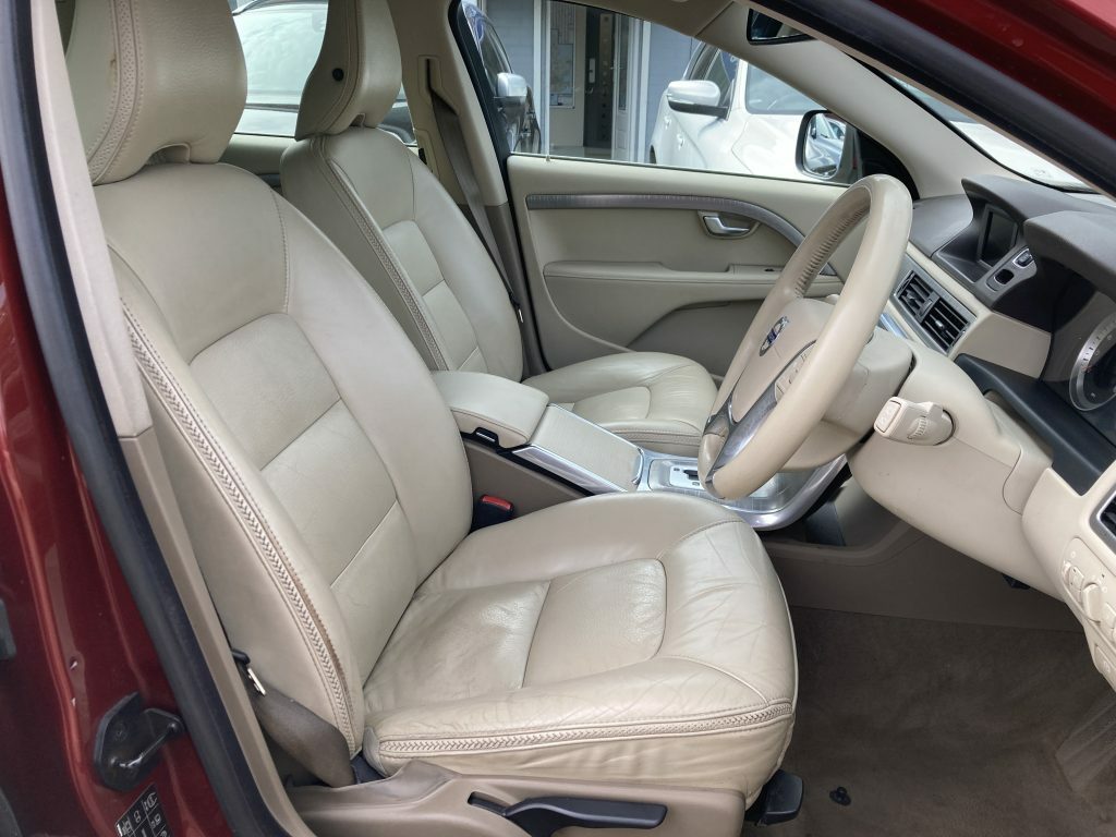 Volvo XC70 2.4L Se Lux White #10