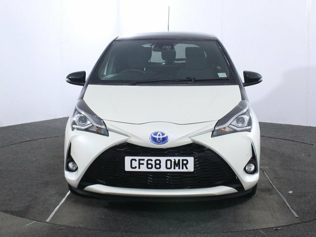 Toyota Yaris 1.5 Vvt-h Cyan Bi-tone Hatchback Hybrid CF68OMR White #2