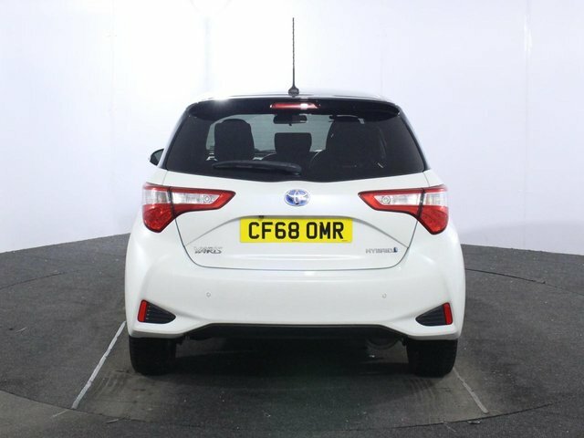 Toyota Yaris 1.5 Vvt-h Cyan Bi-tone Hatchback Hybrid CF68OMR White #6