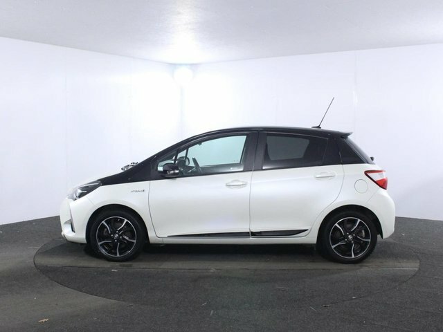 Toyota Yaris 1.5 Vvt-h Cyan Bi-tone Hatchback Hybrid CF68OMR White #4