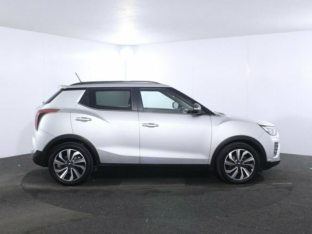 SsangYong Tivoli Hatchback Red #8