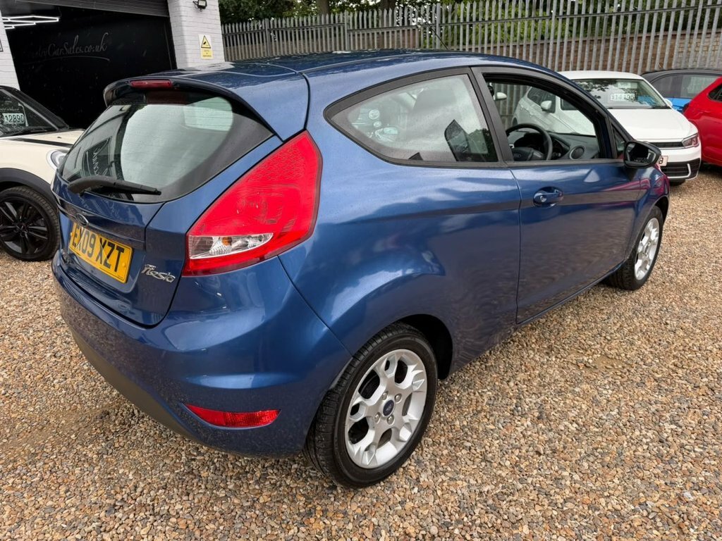 Ford Fiesta 1.25 Zetec 82 White #19