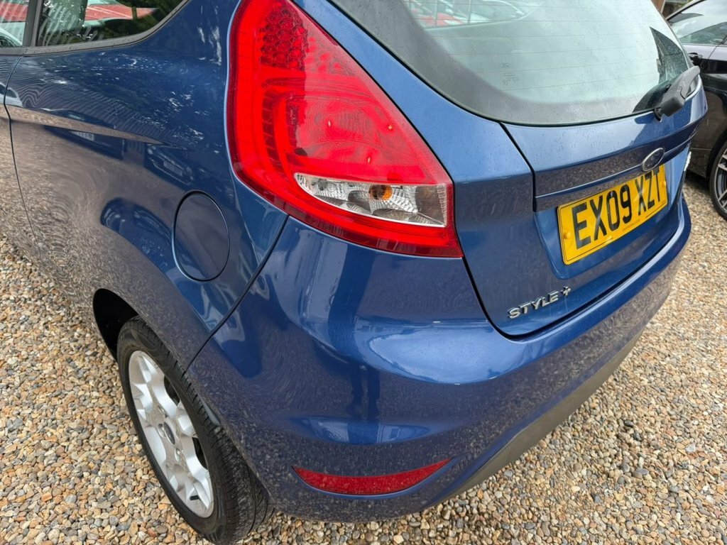 Ford Fiesta 1.25 Zetec 82 White #17