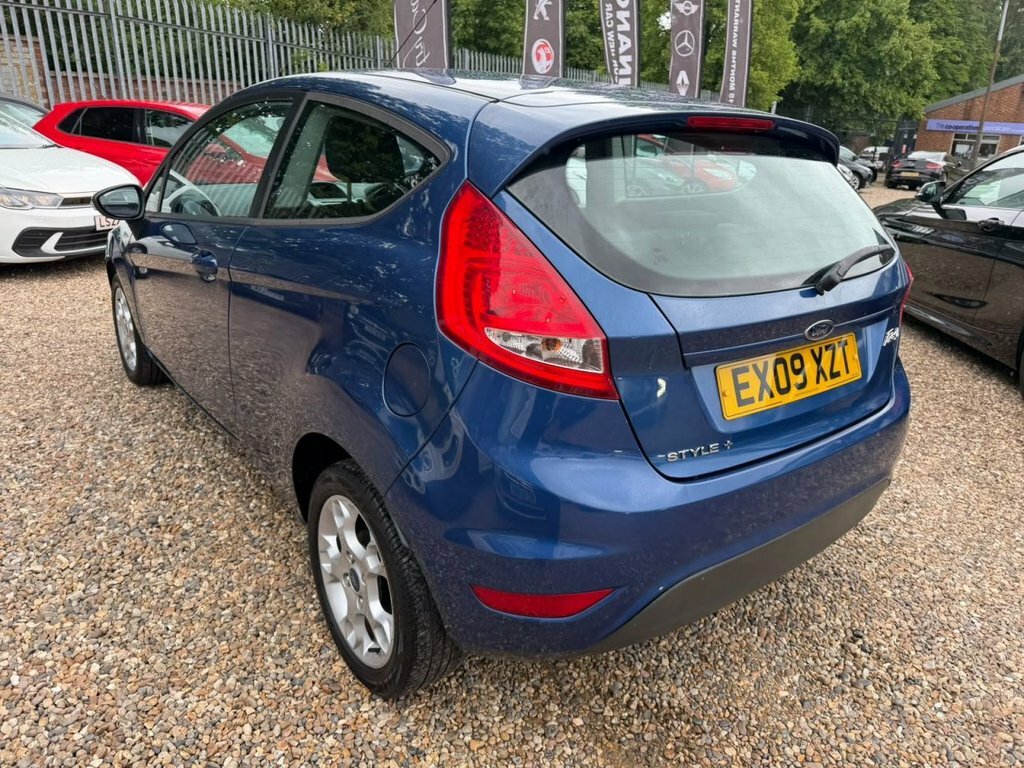 Ford Fiesta 1.25 Zetec 82 White #21