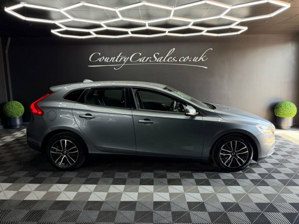 Volvo V40 2.0 T2 Gpf Momentum Hatchback Eu DK68HJG Grey #2