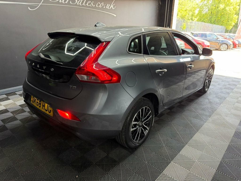 Volvo V40 2.0 T2 Gpf Momentum Hatchback Eu DK68HJG Grey #3