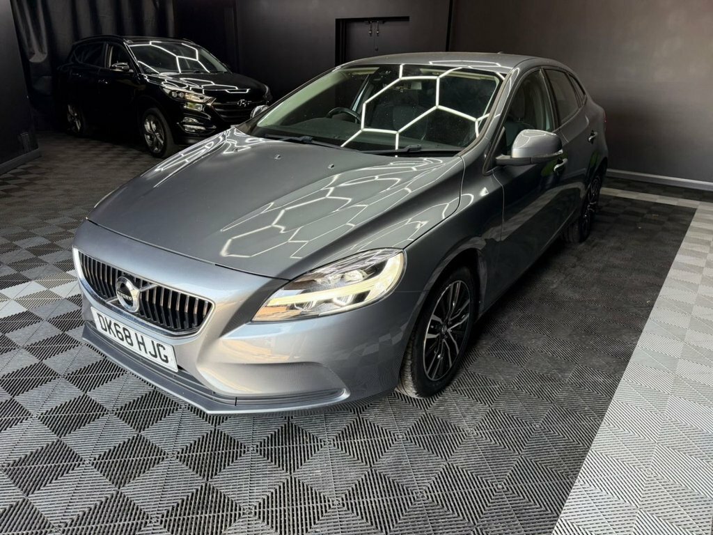 Volvo V40 2.0 T2 Gpf Momentum Hatchback Eu DK68HJG Grey #4